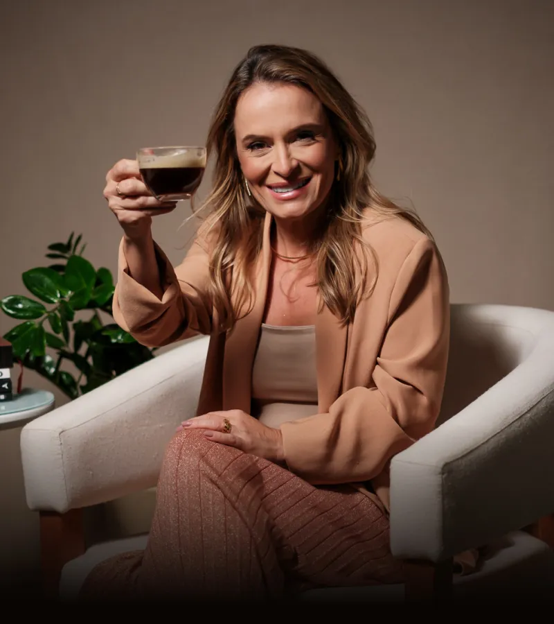 Kelly Rossoni brindando com uma xícara de café